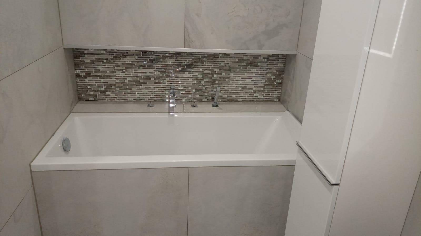 Fertiggestellte Badewanne mit moderner Wandgestaltung